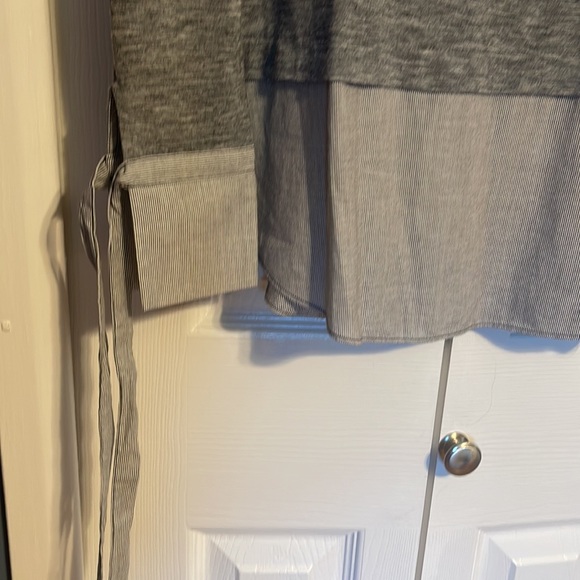 NWOT LOFT gray layered look shirt with tie cuff sleeves size XS - Picture 6 of 8